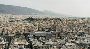 Real Estate: Εταιρείες ανάπτυξης ακινήτων και ΑΕΕΑΠ «ρίχνουν δίκτυα» στην κατοικία – Οι αναπλάσεις και το Μετρό