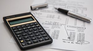 Ελεύθεροι επαγγελματίες: Αύξηση φορολογικών συντελεστών και «κόφτης» στις δαπάνες
