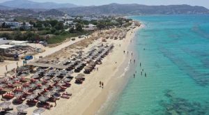 ΥΠΕΝ: Οι 198 «απάτητες παραλίες» όπου απαγορεύονται ξαπλώστρες και ομπρέλες