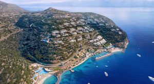 Elounda Hills: Ποια έργα προχωρούν στην επένδυση των 700 εκατ. ευρώ στην Κρήτη – Τι συμβαίνει με τις άδειες