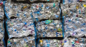 Έρευνα: Πού καταλήγουν τα πλαστικά σκουπίδια της Ελλάδας