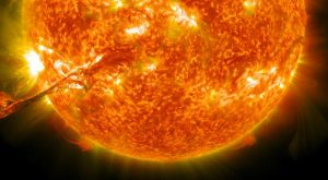 Σπάνια ηλιακή καταιγίδα κατευθύνεται στη Γη – Τι προβλήματα μπορεί να προκαλέσει