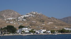 Το θέατρο του παραλόγου με τη δόμηση στις Κυκλάδες