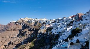ΥΠΕΝ: Το ποσοστό της παράνομης δόμησης στη Σαντορίνη είναι σχεδόν στο 100%