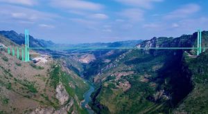 Eγκαινιάστηκε στην Κίνα η ψηλότερη γέφυρα στον κόσμο