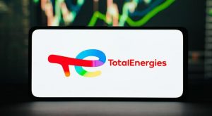 Η TotalEnergies μοιράζει δισεκατομμύρια στους επενδυτές